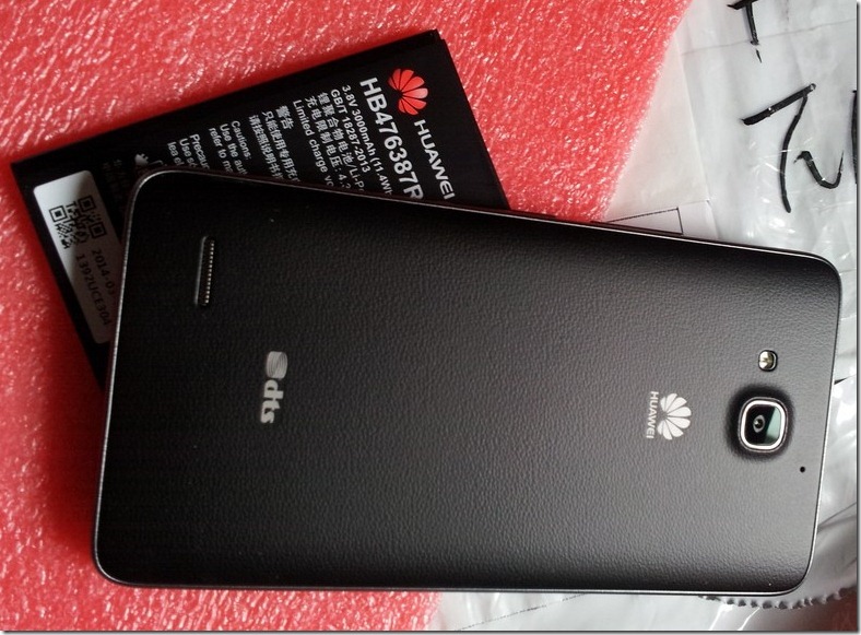 detail look at huawei G750-T01 rear imitate cortex and battery